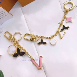 Keychains Lanyards Luxury Keychain for Men Classic Brand Designer Key Ring Womens Bag Pendant Flower Letter v Buckle Car Keychains Handmade Key Chain Bra