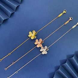 Famous designers design gorgeous bracelets for lovers fashionable glossy leaf flower bracelet minimalist Mother's Day with common cleefly