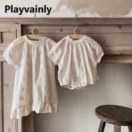 Familjsmatchande kläder Ny sommar aprikos broderi rund nacke bodysuit ruffle puff hylsklänning tvillingar systrar kläder h240507