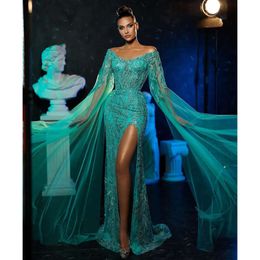 Green Mermaid Prom Dresses Long Hermes V Neck Capes Applicies Sequins Golvlängd Kändis Spets Hollow Side Slit Evening Dress Brudklänningar Plus Size Custom 0431