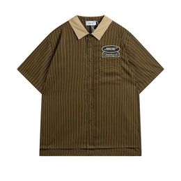 Original Designer Rhuder-skjortor 2024 Ny vår/sommar vertikal randpolo skjorta broderad brevficka Löst kortärmad t-shirt