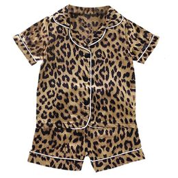 Dzieciowe piżamie Zestaw jedwabiu Leopard Satin Satin Kids Boys Girls Ostra snu Zestaw Bluzki z krótkim rękawem Topsshorts Sleepwear 240506