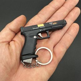 Nya ankomst TTI G34 Guns Toys Half Nylon/Metal Pistol Keychain Pendants Battle Toy Empire Mini Gun Model for Adult Kids Gift 035