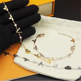 Kadın Mücevherleri Küçük Çiçek Bilezik Tasarımcı Pembe Emaye Mektubu Kristal 18K Altın Kaplama Cazibe Bilezikleri Luxe Moda Zarif Erkek Takı Kadın Kız Günlük Parti