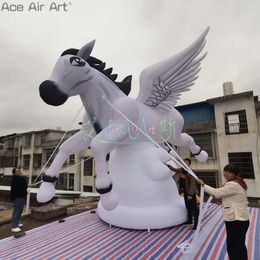 Partihandel reklampris 5m 16,4ft högt uppblåsbara flygande vita hästparty dekoration hästar med vingar för evenemang eller scen