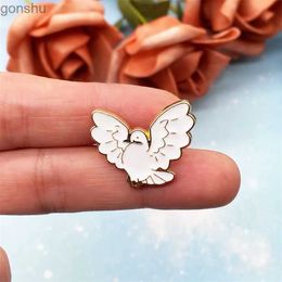 Pins Brooches Simple and cute cartoon and peace dove small animal alloy enamel Brucci creative fashion white bird emblem clothing pin Jewellery WX