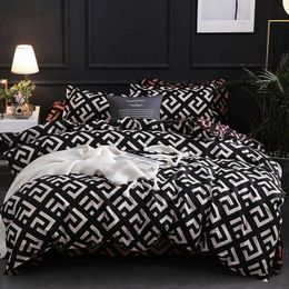 Bedding sets Luxury black bedding large single full-size polyester bedding linen down duvet cover set with modern bird plain weave anime pillowcases J240507