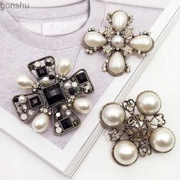 Pimler broşlar ünlü retro lüks marka tasarımcısı broş yüksek kaliteli büyük inci 5 mücevher broşlar pin broş kadın kazak wx