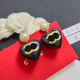 Orecchini Premium 18k Orecchini a placcati in oro Designer nero a forma di cuore Black Piccolo a forma di cuore Design a ciondoli di alta qualità Orecchini alla moda Orecchini alla moda Festa C