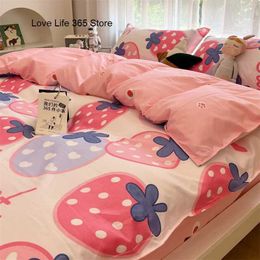 Bedding sets Pink Strawberry Quilt Cover Sweet Bedding Polyester Falt Sheet with Pillowcase Full Size Suitable for Girls J240507