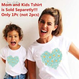 Family Matching Outfits Fashion Family Matching Clothes Outfits Look Mother Daughter Flower Heart Print Tshirt Clothing Mommy and Me Family Look T-shirt d240507
