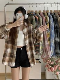 Women's Blouses Shirts Plaid Shirt Women Autumn LongSle Top Fe Vintage Fashion Single Breasted Blouse Ladies Preppy Style Loose Check Shirts d240507