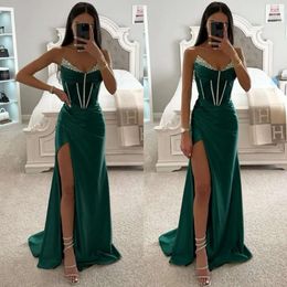 Grön pärlstav smaragd prom klänning axelfri formell aftonklänningar eleganta veck i midjepartyklänningar för speciella OCNS lår split bodice mantel de soiree es