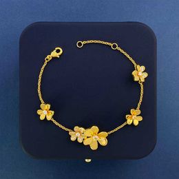 Famous designers design gorgeous bracelets for lovers style and minimalist lucky leaf flower Mother's Day with common cleefly