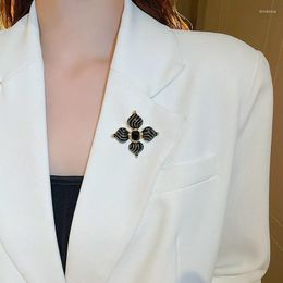 Brooches Euro Royal Style Unisex Accessories Classic Four Leaves Flower Party Suit Jewellery Selling Black Colour For Women