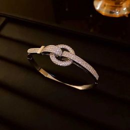 Bangle Fashionable original design zircon geometric buckle suitable for womens luxury new stainless steel jewelry accessories Q240506
