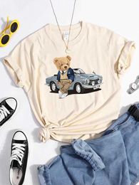 Camiseta feminina Bordado Urso ao lado da camiseta do carro Hip Hop Summer Tops Tops Soft Casual Criatividade Individualt Criatividade Essential Mulheres Tshirt D240507