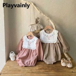 Rompers New Spring Baby Girl Cute Bodysuit Red Coffee Plaid Lace Patchwork Floral Embroidery O-neck Jumpsuit Newborn Clothes H240507