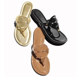 Sandálias femininas Designer de chinelos de verão Moda-cor de cor da moda de cor ao ar livre Classic Pinched Beach Shoes Prind Flip Flips Flat Casual Shoes001