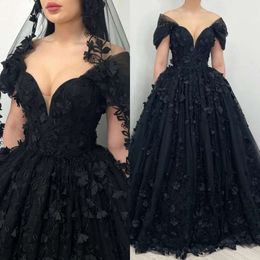 Gotycka Off Line Wspaniałe ramiona sukienki boho suknie ślubne 3D aplikacje koronkowe do tyłu czarny suknia ślubna ppliques