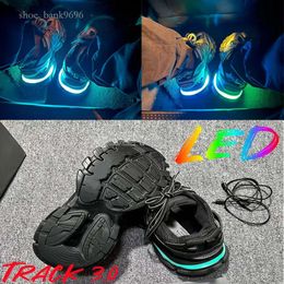 Designer 2024 LED Track Sneaker for Men Women Shoes Track Runner Led Lighted Gomma Leather Grey Trainer Nylon Printed Platform Sneakers Light Tracks Size 45 Platm s s