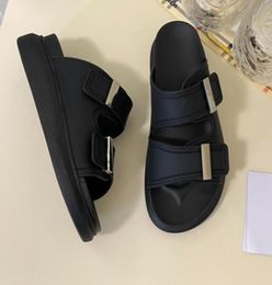 2022 Designer Luxury Hybrid Slippers Round Toe Silhouette Oversized Hybrid Slide Black Rubber Sandals Silver Hardware Women Shoes 3707865
