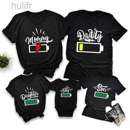 Family Matching Outfits Battery Print Daddy Mommy Daughter Son Baby Family Matching Clothes Cotton Family Look Dad Mom and Me Kids Tshirts Baby Rompers d240507