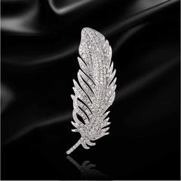 Pins Brooches Elegant silver crystal feather brooch suitable for women luxurious rhinestone alloy plant brooch womens party safety pin jewelry gift WX