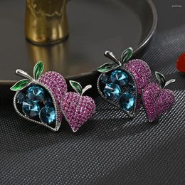 Brooches Fashion Trend Crystal Zircon Strawberry Brooch Women's Delicate Fruit Pin Elegant Temperament Corsage Clothing Decorationion