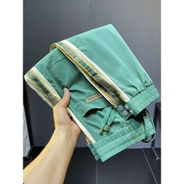 Abbigliamento da uomo seta ghiacciata morbida striscia verde ultra sottile nove pantaloni casual divisi piedi in stile coreano versatili pantaloni sportivi di chiusura