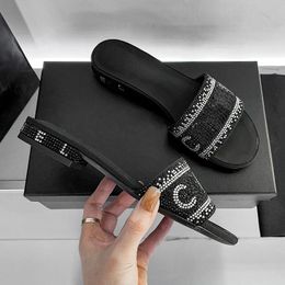 Sandali da donna Slip on Slifors Designer Lettera Rhinestone Slides Summer Shoe Shook Shoet Classic Silver Black Bass Teli Muli Casual Spazza