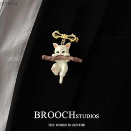 Pins Brooches Cute simulation holding branch cat cartoon brooch womens backpack clothing jewelry accessories childrens Christmas gifts WX