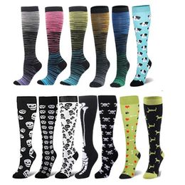 Socks Hosiery Compression Socks For Men Women Christmas Hallown Skull Head Gradient Striped Nylon Sports Socks Elastic Relief For Varicocele Y240504