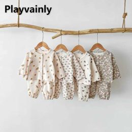 Pyjamas koreansk stil vår höst baby pojke tjej söt tryck o-hals långärmad topp+byxor spädbarn hem slitage nattklänning h240507