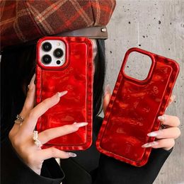 Cell Phone Cases Band Rings Luxury Wave Folding Pattern Glossy Case Suitable for iPhone 14 Pro Max 13 12 11 15 ProMax Fashion Retro Red Sile Wrinkle Reflecti J240507