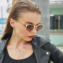 العلامة التجارية الكلاسيكية Retro Crattire Sunglasses Sunglasses للنساء في عام 2024 من المعادن الجديدة ذات الأسلوب نفسه الرجال و