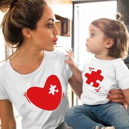 Family Matching Outfits Summer family matching tshirt love mommy and girl sleeve short mother and daughter baby kids outfits Look T Shirt Cute Tops d240507