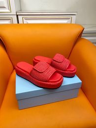 Знаменитые дизайнерские сандалии женщина Woody Flat Mule Slippers Женские пены платформы дома Slipper Summerels Beach Shoes Swiders Flip 0504