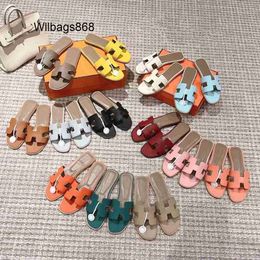 Summer Womens Sandals L New Slippers Womens Summer Outwear 2024 Versatile Genuine Leather One Piece Beach Flat Bottom Slippers