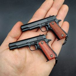 Mini Collection Pendants 1:3 Wood Handle Black 1911 Guns Models Alloy Detachable Pistol Keychain Car Keyring Bag Pendant Miniature Metal Pistol Toy 053