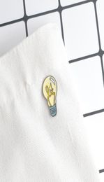 Lovely Yellow Light Bulb Enamel Brooch Pin Badge Lapel Pins Denim Jeans Shirt Bag Brooches Cartoon Fashion Jewelry Kids Gift3265761