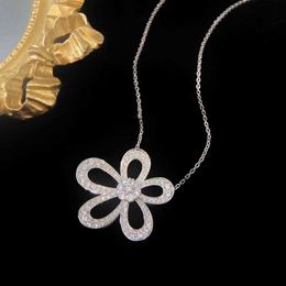 Fashion Van Clover Sunflower Necklace Womens Full Diamond Big Flower Camellia Pendant With Light Luxury Collar Chain med logotyp