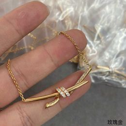 Pendant Necklaces T Family V Gold Material Knot Necklace CNC Hand Set Diamond Elegant High Edition Plating Thick Q240507