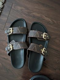 2024 Sandálias de designer Brand feminino Sandálias Sandálias Sala de moda Sapatos casuais sapatos de praia Sandália de couro preto sapatos de moda de verão