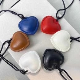 Pendant Necklaces Vintage Leather Black Heart Necklace Korea Fever Same Style For Women Girl Pendant Adjustable Clavicular chain Necklaces Jewerly J240508