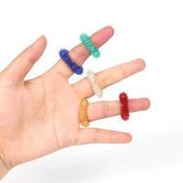 ミニフィンガーマッサージャーマッサージリング型春の指先の指先マッサージスプリングプレッシャートイを減らすおもちゃ