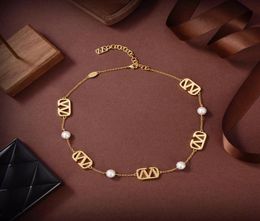 Luxury Designer V Pendant Necklace Letter Necklaces Choker Bracelet Fashion Woman Pearl Bracelets Classic Jewellery Popularity Women1707105