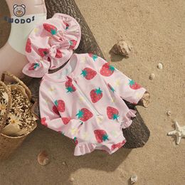 Jednoczęściowe Ewodos Preschool Girls Summer Rush ochronny strój kąpielowy Szybki strawberowy z długim rękawem Strawberry Print+Sun Hat Plaży zestaw H240508