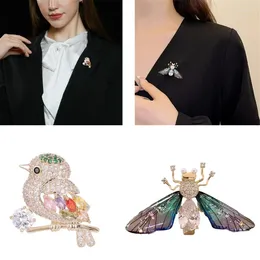 Brooches Fashion Bird For Women Girls Crystal Brooch Pins Pearl Butterfly Bees Animal Badge Banquet Jewellery