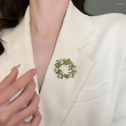 Brooches Vintage Charm Elegant Exquisite Leaf Luxury Korean Style Brooch Fruit Shape Drip Oil Pin Suit Accessories